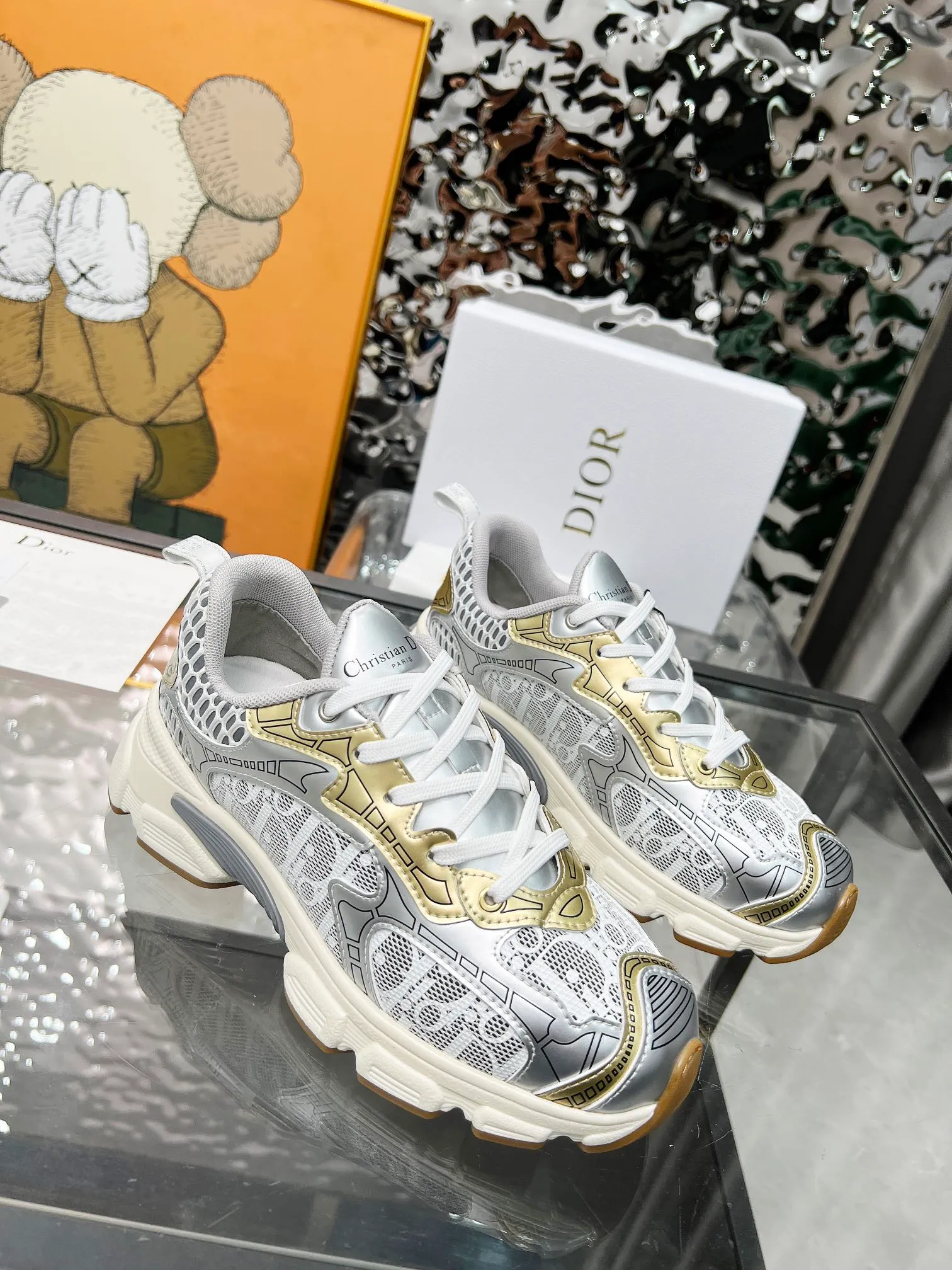 P560🐮🐮The official website of Dijia's new colors has been updated simultaneously [Celebration] This Dior Vibe sneaker incorporates Dior's high-end spirit and reinterprets classic running shoes. White mesh fabric features an Oblique print and is paired with laminated leather-effect panels in gold and silver tones for a contrasting look. It is further embellished with classic details such as 3D effect details, the lucky star symbol on the rear, and the logo on the tongue and rear pull tab. The lightweight sole is embellished with gray stars, complementing a variety of casual or elegant pieces for a modern look. Size: Women’s size 35-41 (35/42 can be customized) Men’s size 40-46 (39/46 can be customized)